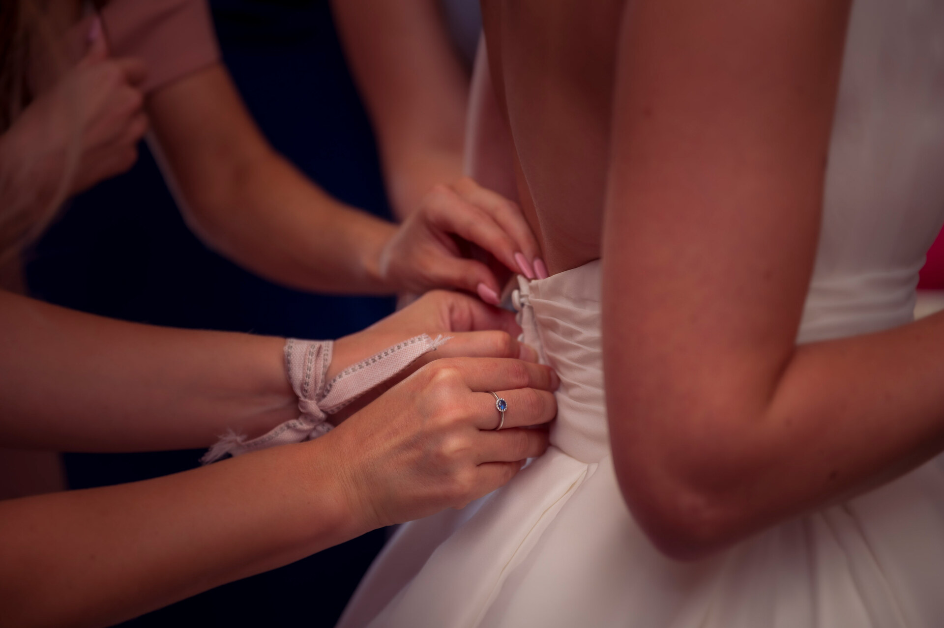 Couple riant sous le ciel bleu