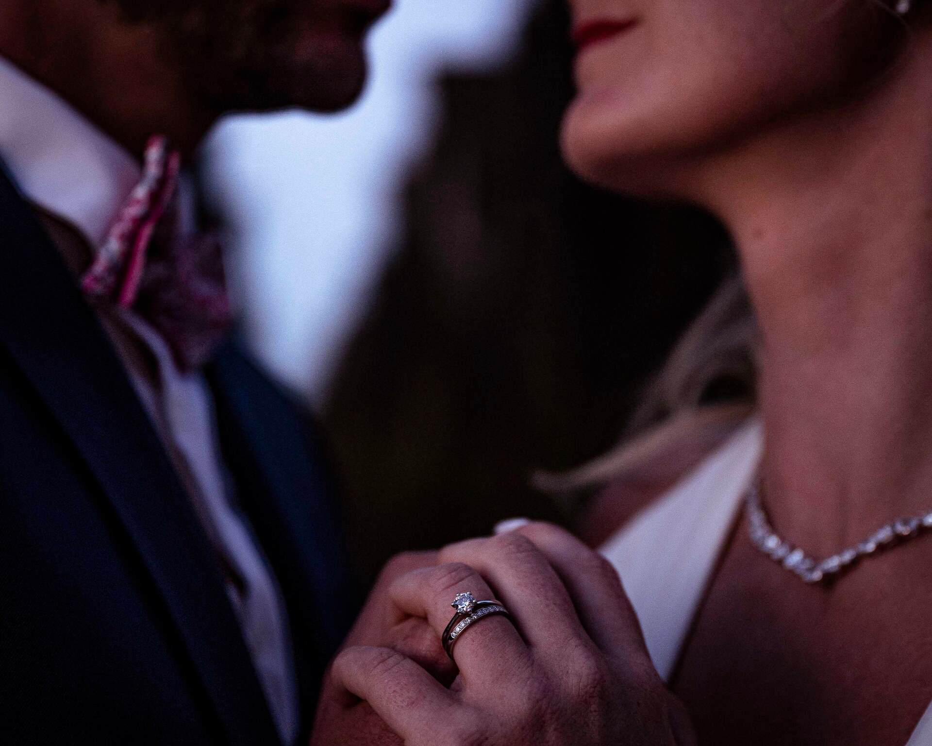 Couple au coucher de soleil sur la plage