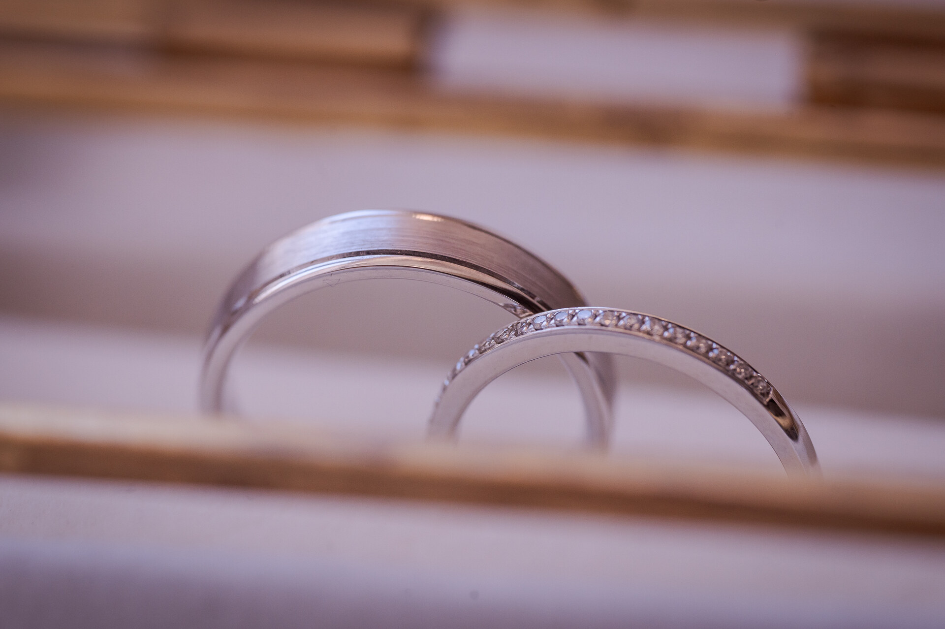 Premier baiser de mariés à l'église