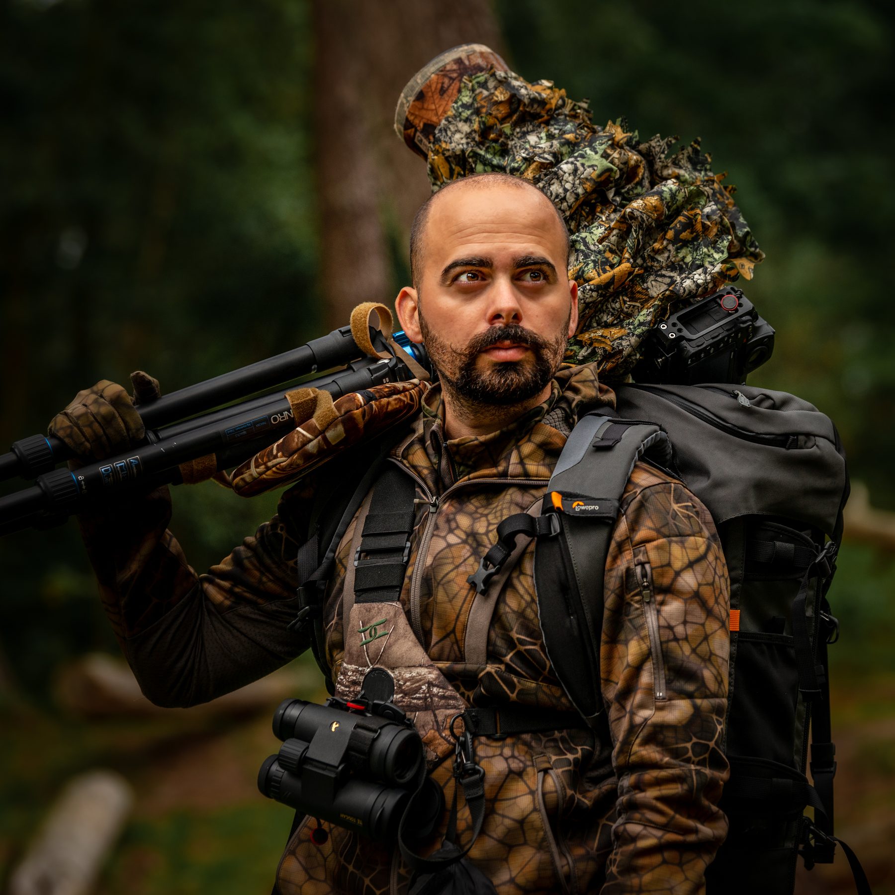 Kévin Gillon, photographe Featlove, en tenue de camouflage avec son matériel d'affût photographique