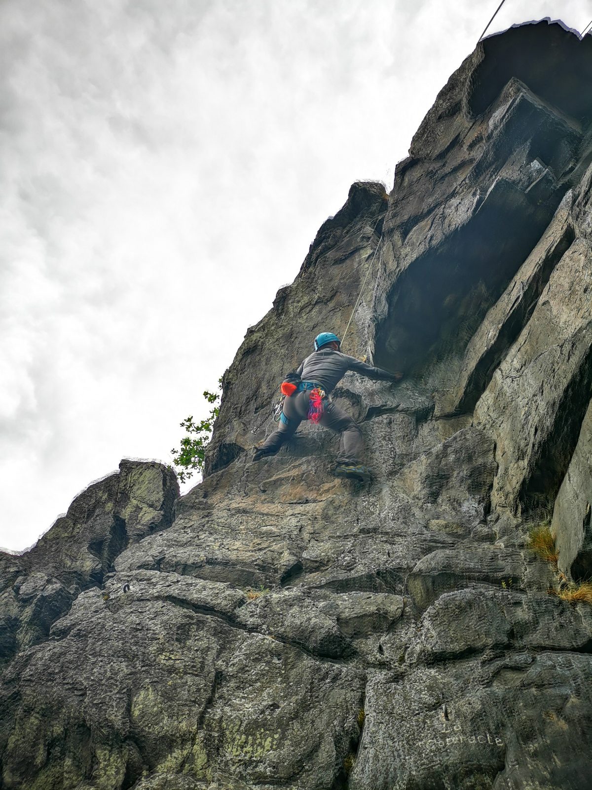 Kévin Gillon en escalade sur une falaise rocheuse