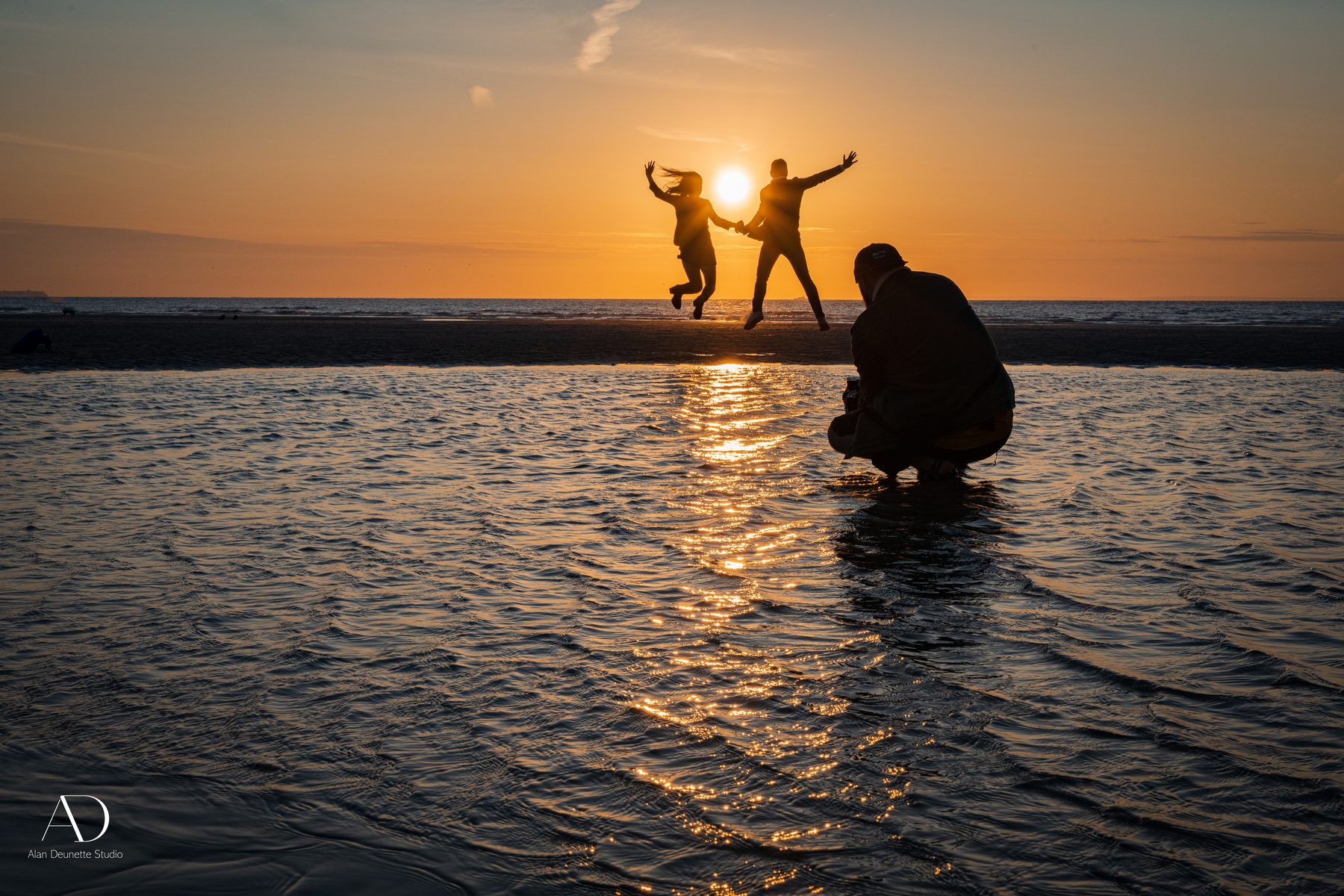 Kévin Gillon en reportage photo près du Cap Blanc-Nez, photographiant un couple au soleil couchant